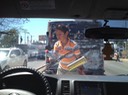 uge 7 - rudevask - en dreng er hoppet op på vores bils kølerhjelm